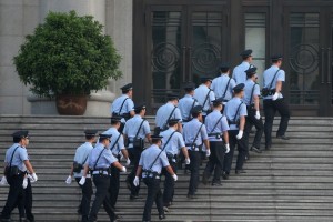 Chinese policemen walk into the Jinan Intermediate People's Court [Getty Images]