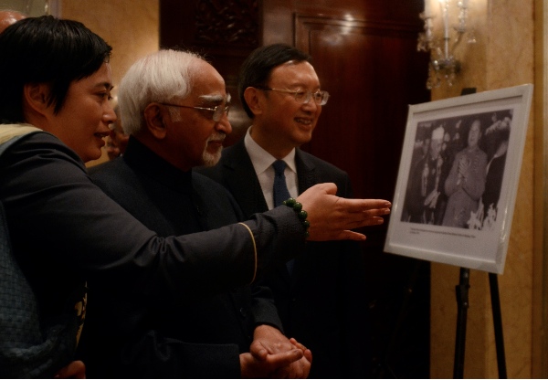 Indian Vice President Mohammad Hamid Ansari (C) and Chinese State Councilor Yang Jiechi (R) look at a photo of late Chinese leader Chairman Mao Zedong and India's first Prime Minister Jawaharlal Nehru during the launching ceremony of the Year of China-India Friendly Exchanges in New Delhi, India, Feb. 11, 2014 [Xinhua]
