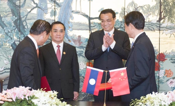 Chinese Premier Li Keqiang (R back) and Lao Prime Minister Thongsing Thammavong (L back) attend a signing ceremony after their talks in Sanya, capital of south China's Hainan Province, April 8, 2014 [Xinhua]