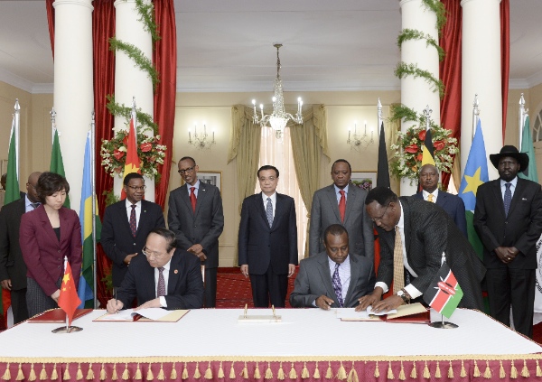 Chinese Premier Li Keqiang (C) attends the signing ceremony of the Mombasa-Nairobi railway agreement with Kenyan President Uhuru Kenyatta (3rd R, rear), Ugandan President Yoweri Museveni (2nd R, rear), Rwandan President Paul Kagame (5th R, rear), and South Sudan's President Salva Kiir (R, rear), as well as representatives from Tanzania, Burundi and African Development Bank, at the State House in Nairobi, Kenya, May 11, 2014 [Xinhua]