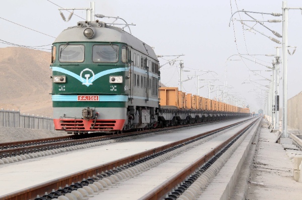 A train carrying train tracks runs on the Lanzhou-Xinjiang high speed railway in Hami, northwest China's Xinjiang Uygur Autonomous Region, Nov. 16, 2013 [Xinhua]