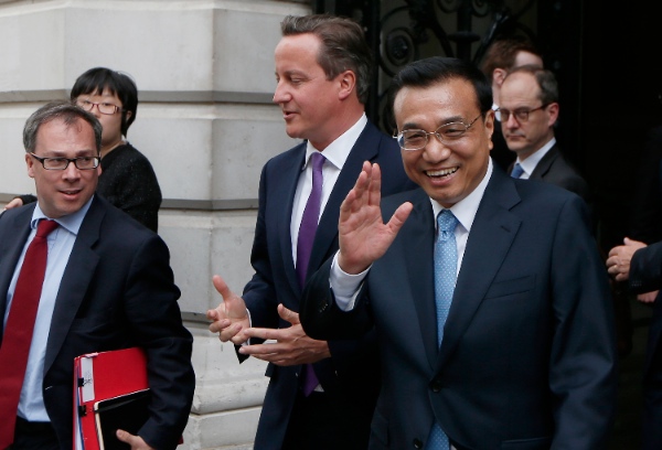  Chinese Premier Li Keqiang, right, and British Prime Minister David Cameron, center, return to 10 Downing Street in London from the Foreign and Commonwealth Office after a press conference, Tuesday, June 17, 2014 [AP]