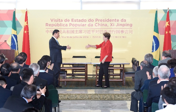 Chinese President Xi Jinping (L, rear) and his Brazilian counterpart Dilma Rousseff (R, rear) jointly meet journalists after their talks in Brasilia, Brazil, July 17, 2014 [Xinhua]
