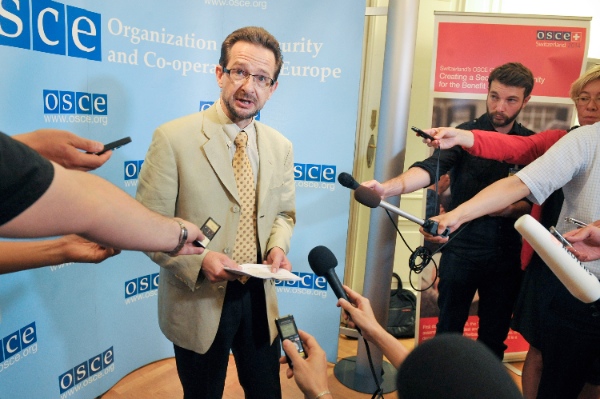 Thomas Greminger (C), Swiss ambassador to the Organization for Security and Cooperation in Europe (OSCE) and chairman of the OSCE Permanent Council during Switzerland Chairmanship, speaks to journalists at Vienna's OSCE headquarters in Vienna, Austria, on July 18, 2014. The OSCE on Friday called for an independent international investigation to the Malaysia Airlines plane crash in eastern Ukraine [Xinhua]