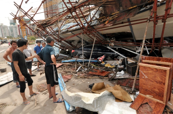 A building collapses on a motorcar after landfall of the typhoon typhoon Rammasun in Haikou, capital of south China's Hainan Province, July 19, 2014 [Xinhua]