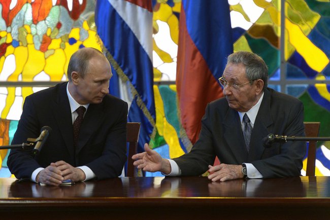 Vladimir Putin held talks with Chairman of the State Council and the Council of Ministers of Cuba Raul Castro on 11 July 2014 [PPIO]