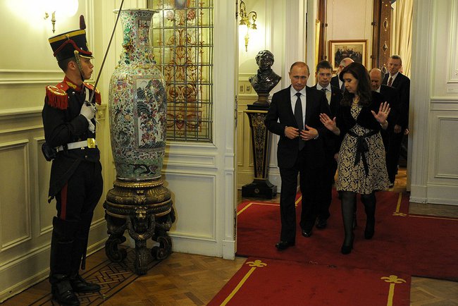 Putin with President of Argentina Cristina Fernandez de Kirchner during a tour of the Casa Rosada palace, the official residence of the President on 13 July 2014 [PPIO]