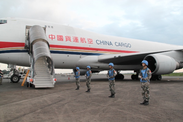 A Chinese plane carrying emergency humanitarian supplies for Liberia arrives at the airport in Monrovia, Liberia, Aug. 11, 2014 [Xinhua]