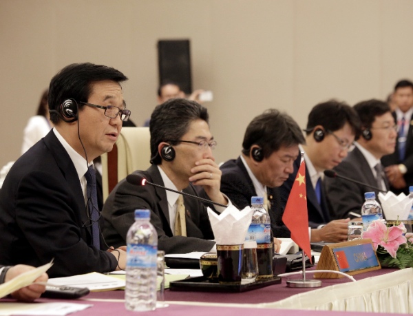 China's Commerce Minister Gao Hucheng (L) speaks during the 17th ASEAN Economic Ministers(AEM) Plus Three Consultations at Myanmar International Convention Center in Nay Pyi Taw, Myanmar, Aug. 26, 2014 [Xinhua]