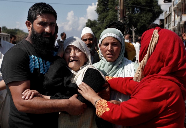 A woman mourns over the death of a local resident in Srinagar, the summer capital of Indian state Jammu and Kashmir, Sept. 13, 2014 [Xinhua]