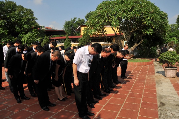 People pay silent tribute during a memorial ceremony for Chinese martyrs in Gia Lam of Hanoi, Vietnam, on Sept. 30, 2014. The first Martyrs' Day was observed here to honor and remember the Chinese martyrs who sacrificed their lives for Vietnam fighting against the invasion of France and the United States in the last century [Xinhua]
