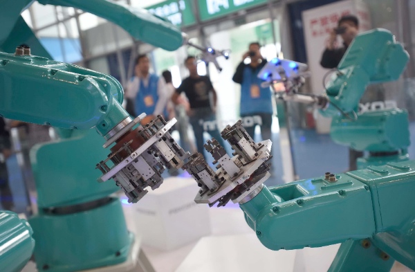 Visitors view the robotic hand at the 15th Western China International Fair (WCIF) in Chengdu, capital of southwest China's Sichuan Province, Oct. 23, 2014 [Xinhua]