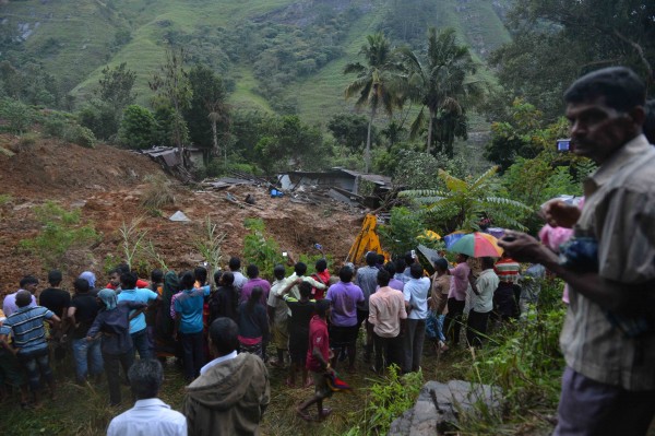 Survivors of Wednesday's landslide in central Sri Lanka are moved to relief camps away from the disaster zone [Xinhua]