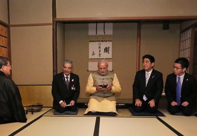 Indian Prime Minister Narendra Modi (center) with Japanese counterpart Shinzo Abe in Tokyo, Japan on 2 September 2014 [Image: s-abe.or.jp]