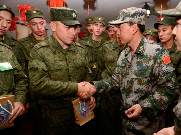 File photo of Russian and Chinese soldiers after joint drills in Chelyabinsk, Russia, Aug. 7, 2013 [Xinhua]