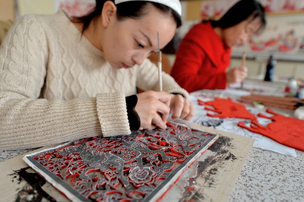 Handicraftsmen work in a studio in the Hongshan Subdistrict of Jianping County, northeast China's Liaoning Province, Oct. 22, 2014 [Xinhua]