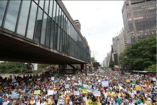 Residents take part in a demonstration demanding the "impeachment" of the Brazilian President, Dilma Rousseff, in the city of Sao Paulo, Brazil, on Nov. 1, 2014 [Xinhua]