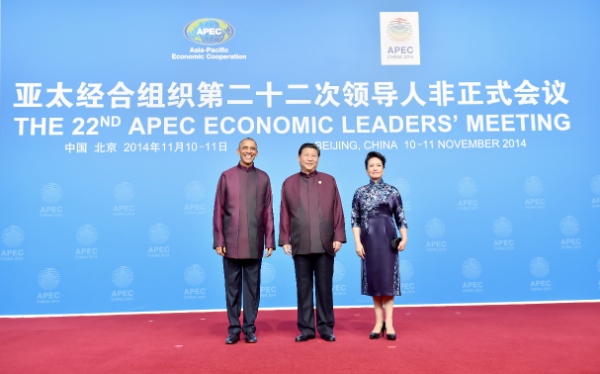 Chinese President Xi Jinping (C), his wife Peng Liyuan (R) and U.S. President Barack Obama pose for photo before a welcome banquet for the 22nd Asia-Pacific Economic Cooperation (APEC) Economic Leaders' Meeting in B?eijing, capital of China, Nov. 10, 2014 [Xinhua]