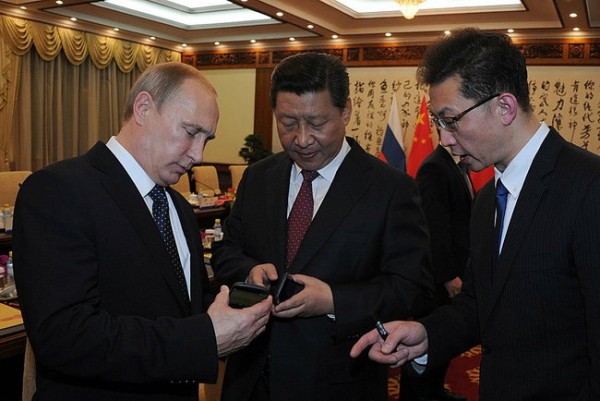 File photo: Russian President Vladimir Putin (left) presented Chinese President Xi Jinping (center) with a Russian smartphone– a Yotaphone-2, with Russian, Chinese and APEC symbols uploaded for the occasion [PPIO]