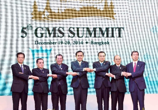 Chinese Premier Li Keqiang (3rd R) poses for a group photo with other regional leaders during the fifth summit of the Greater Mekong Subregion (GMS) Economic Cooperation in Bangkok, Thailand, Dec. 20, 2014 [Xinhua]