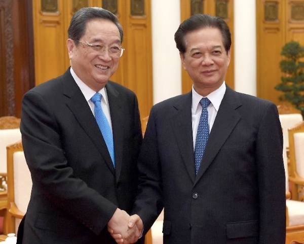 Yu Zhengsheng (L), a member of the Standing Committee of the Political Bureau of the Communist Party of China (CPC) Central Committee meets with Vietnamese Prime Minister Nguyen Tan Dung in Hanoi, capital of Vietnam, Dec. 26, 2014 [Xinhua]