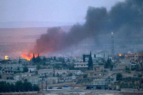 Smoke rises after an US airstrike on positions of Islamic State (IS) terror group  in Kobani, Syria, on Oct. 15, 2014 [Xinhua]