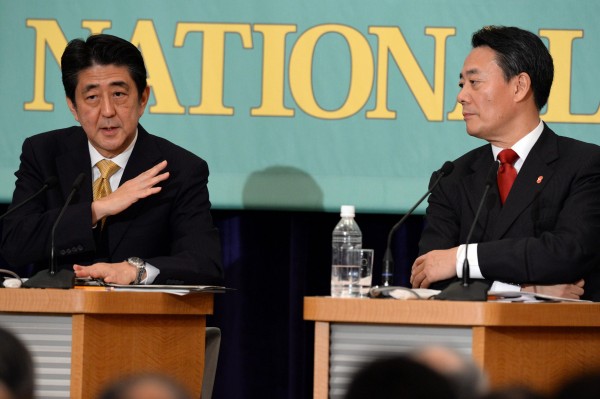 In early December, Abe, left, debated economic policies with Banri Kaieda, leader of the Democratic Party of Japan, an opposition bloc in the Diet's lower house of parliament [Xinhua]