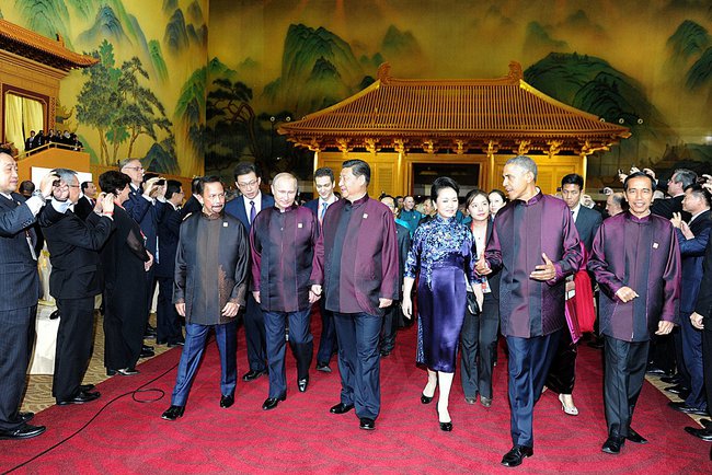 Russian President Vladimir Putin (2nd from left), Chinese President Xi Jinping (3rd from left) and US President Barack Obama (2nd from right) at the APEC leaders summit in Beijing on 10 November 2014 [PPIO]