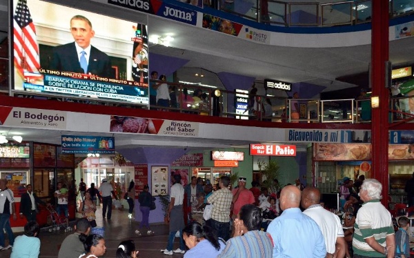 Residents listen to a televised speech by U.S. President Barack Obama, in Havana, capital of Cuba, on Dec. 17, 2014. Cuban leader Raul Castro confirmed in a special TV appearance that his government and the Obama Administration of the United States had agreed to reestablish the diplomatic relations between the two countries [Xinhua]