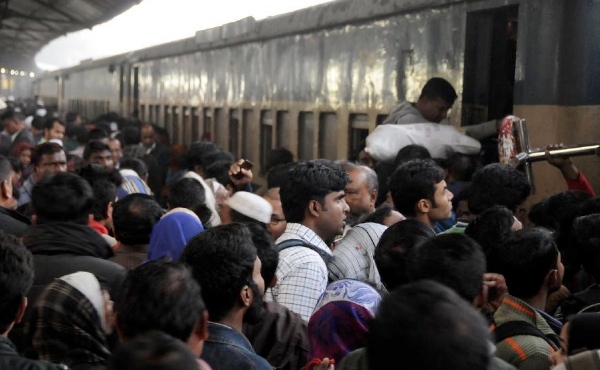 People try to get on the train at the railway station during the non-stop blockade called by Bangladesh Nationalist Party (BNP) in Dhaka, Bangladesh, Jan. 7, 2015 [Xinhua]