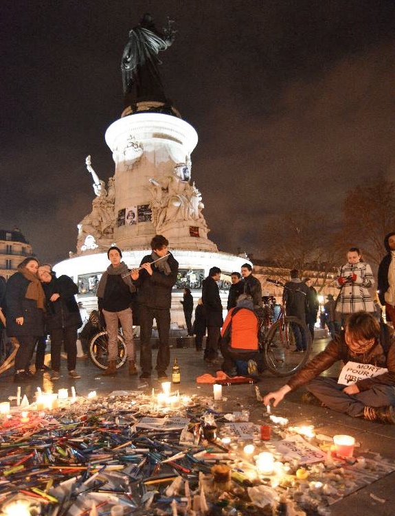 Parisians light up candles and mourn for the people killed in the attack in Paris, France, on Jan. 7, 2015 [Xinhua]