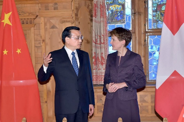 Chinese Premier Li Keqiang (L) and President Simonetta Sommaruga of the Swiss Confederation attend a signing ceremony after their talks in Davos, Switzerland, on Jan. 21, 2015 [Xinhua]
