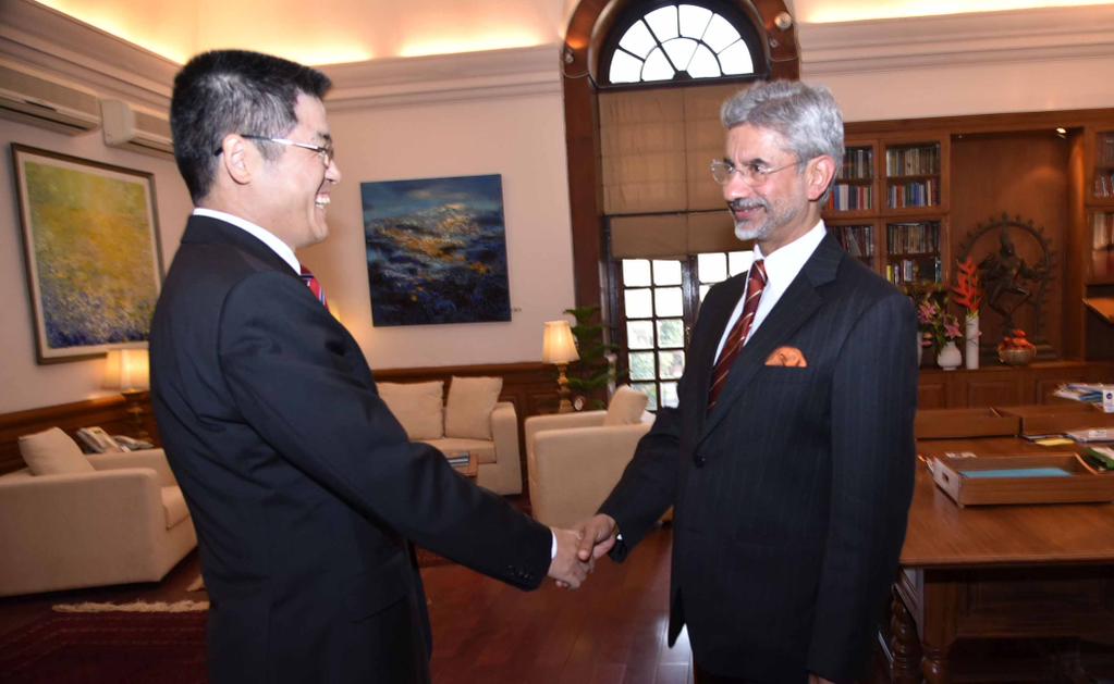 Chinese Ambassador to India Le Yucheng (left) meets Indian Foreign Secretary S. Jaishankar in New Delhi on 30 January 2015 [MEA, India]