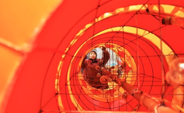 A worker makes a giant lantern in a lantern factory in Zhoucun District of Zibo, east China's Shandong Province, ahead of the Spring festival [Xinhua]