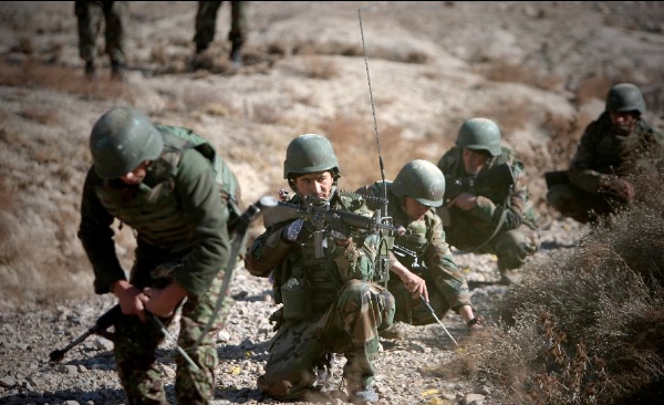 Afghan national army soldiers take part in a training at an army training center in Kabul, Afghanistan, Jan. 28, 2015 [Xinhua]