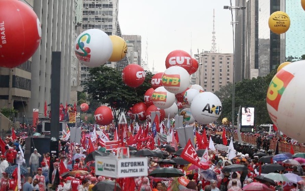 Members of pro-government unions and social movements take part in a national mobilization in defense of the working class and the State's oil company Petrobras that is under investigation for an alleged case of corruption in Sao Paulo, Brazil, on March 13, 2015 [Xinhua]
