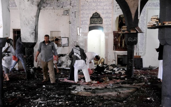 People clear a mosque after a suicide bomb attack in Sanaa, Yemen, March 20, 2015 [Xinhua]