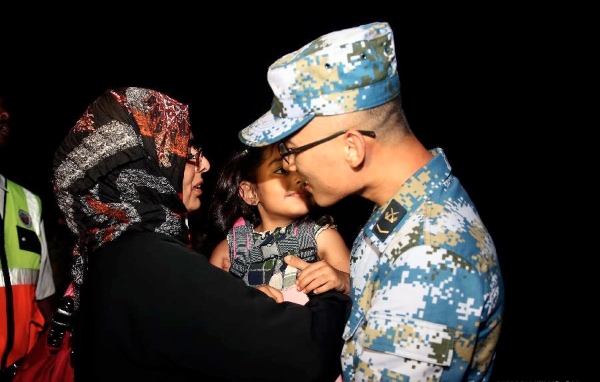 A child, among the 225 foreign nationals evacuated from Yemen, kisses a Chinese soldier goodbye after arrival in Djibouti on a Chinese missile frigate, April 2, 2015 [Xinhua]