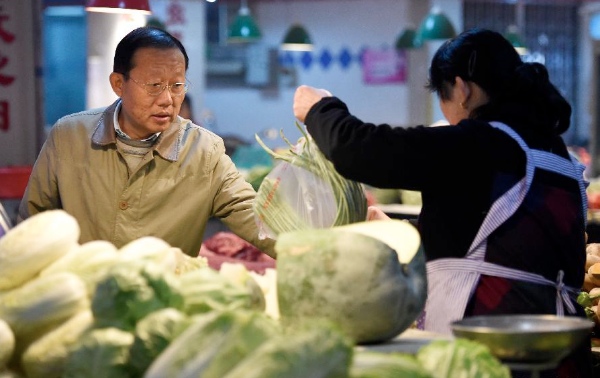 Residents purchase vegetables at a market in Zhengzhou, capital of central China's Henan Province, April 10, 2015 [Xinhua]