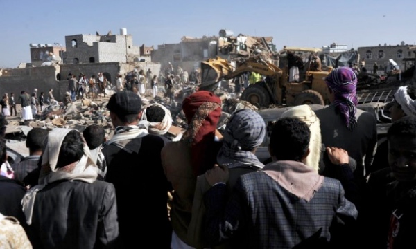 People gather at the bombed site near an air force base to search for causualties in Sanaa, Yemen, on March 26, 2015 [Xinhua]