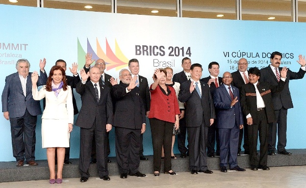 Leaders of the BRICS nations met with South American leaders Wednesday at the 6th BRICS Summit in Brasília on 17 July 2014 [PPIO]