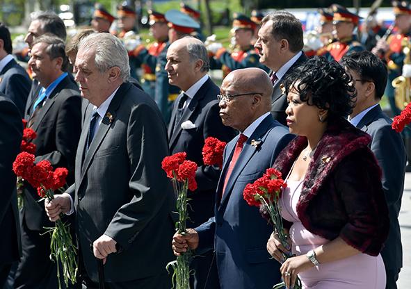 South African President Jacob Zuma (2nd from right) paid tribute to those who were killed in the Great Patriotic War by laying flowers at the Tomb of the Unknown Soldier in the Alexander Garden in Moscow on 9 May 2015 [PPIO]