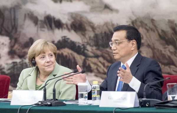 Chinese Premier Li Keqiang (R) and German Chancellor Angela Merkel meet with delegates attending the first meeting of Sino-German Advisory Committee on Economy in Beijing, capital of China, July 7, 2014 [Xinhua]