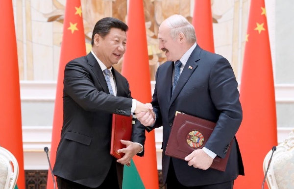 Chinese President Xi Jinping (L) shakes hands with Belarusian President Alexander Lukashenko after signing deals worth billion of dollars in Minsk, capital of Belarus, May 10, 2015 [Xinhua]