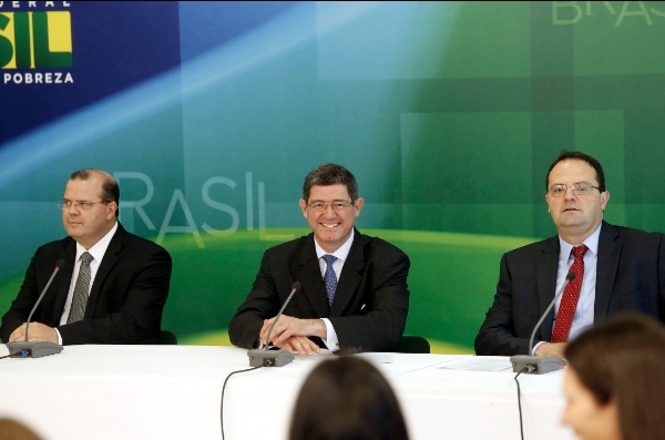 Brazil's Finance Minister Joaquim Levy (C) and Minister of Planning, Budget and Management  Nelson Barbosa(L) participate in a press conference at the Palace of the Plateau, in Brasilia, capital of Brazil, on Nov. 27, 2014 [Xinhua]