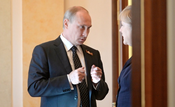 Russian President Vladimir Putin with German Chancellor Angela Merkel in Moscow on 10 May 2015 [PPIO]