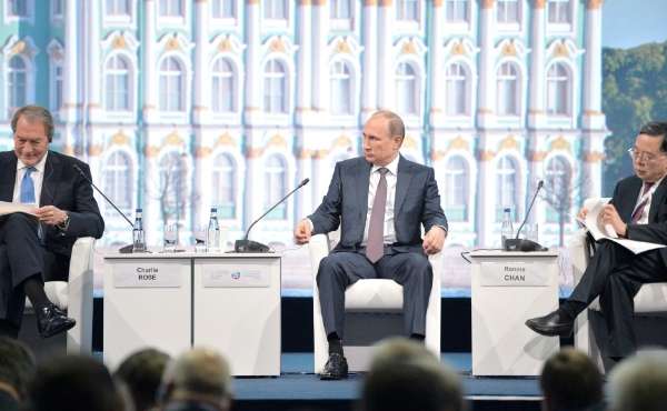 Russian President Vladimir Putin and CBS presenter Charlie Rose at the plenary session of the 19th St Petersburg International Economic Forum on 19 June 2015 [PPIO]