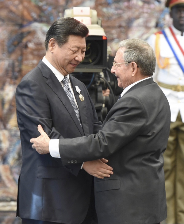 Chinese President Xi Jinping (L) is awarded Cuba’s Jose Marti Medal by Cuban President Raul Castro in Havana, capital of Cuba, July 22, 2014 [Xinhua]