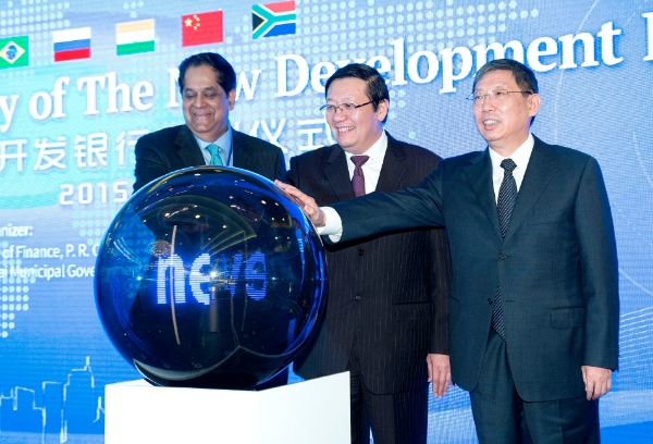 El ministro de Finanzas chino Lou Jiwei (C), alcalde de Shanghai, Yang Xiong (R) y Presidente del Banco de Desarrollo de Nuevos (NDB) del BRICS KV Kamath asistir a la ceremonia de lanzamiento del banco en Shanghai, este de China, 21 de julio 2015 [Xinhua]