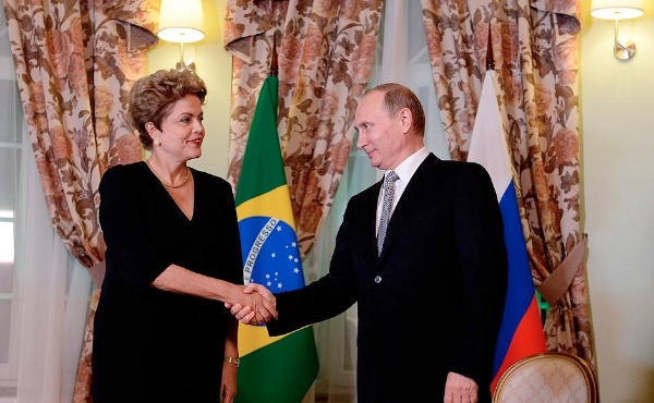 Brazilian President Dilma Rousseff being welcomed to the Russian city of Ufa by Russian President Vladimir Putin on 8 July 2015 [PPIO]